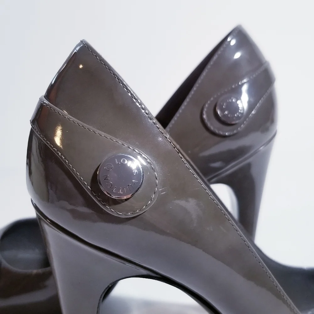 LOUIS VUITTON Sloane Patent Leather Cement Gray High Heel Pumps 38 8